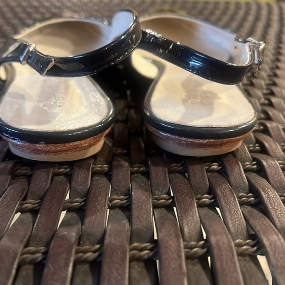 Boden Black Patent Leather Pointed Toe Slingback Flats - 38 - Picture 6 of 12